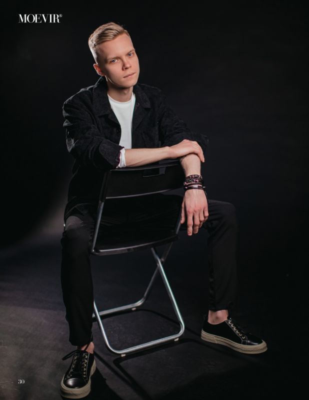 MOEVIR Magazine · Париж — Серия моих работ в жанре мужской студийный портрет опубликована в парижском журнале о моде и арт-фотографии MOEVIR Magazine. Эдиториал «Light Black» — 6 разворотов — 3/6