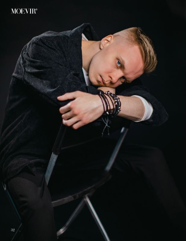 MOEVIR Magazine · Париж — Серия моих работ в жанре мужской студийный портрет опубликована в парижском журнале о моде и арт-фотографии MOEVIR Magazine. Эдиториал «Light Black» — 6 разворотов — 4/6