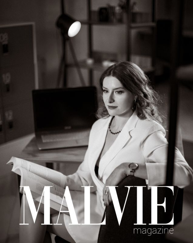 MALVIE Magazine · Франция — Серия моих работ в жанре бизнес-портрет опубликована в международном французском фэшн-журнале MALVIE Magazine, рубрика Office Vibe. Одна из работ серии вышла на цифровой обложке издания — 2/7