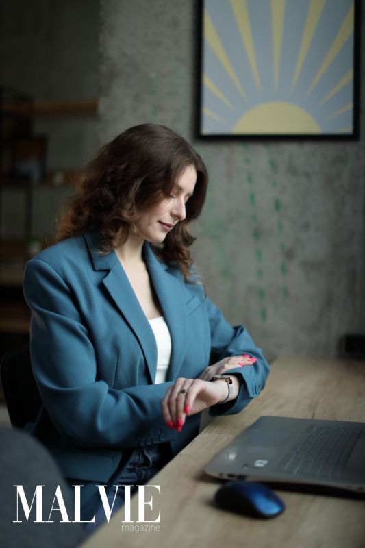 MALVIE Magazine · Франция — Серия моих работ в жанре бизнес-портрет опубликована в международном французском фэшн-журнале MALVIE Magazine, рубрика Office Vibe. Одна из работ серии вышла на цифровой обложке издания — 3/7