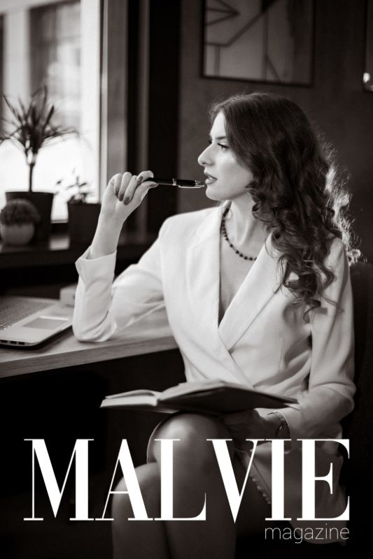 MALVIE Magazine · Франция — Серия моих работ в жанре бизнес-портрет опубликована в международном французском фэшн-журнале MALVIE Magazine, рубрика Office Vibe. Одна из работ серии вышла на цифровой обложке издания — 7/7